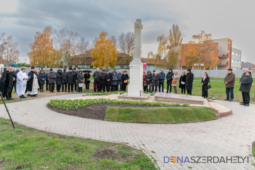 Na maloblahovskom cintoríne bol požehnaný obnovený kríž 