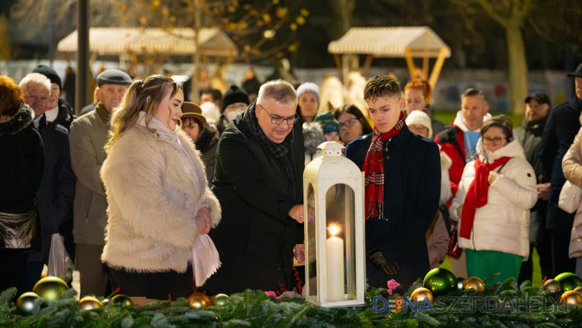 Svieca viery rozžiarila adventný veniec nášho mesta