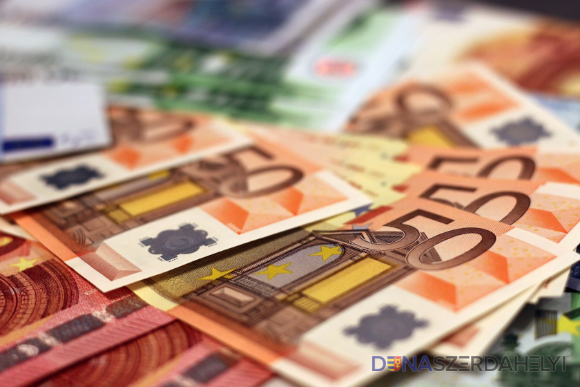 Ilustračné foto (pixabay) Poslanci v roku 2023 zarábali vyše 6000 eur
