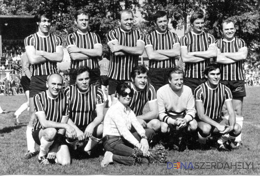 Németh Sándor felvételén a színészválogatott a Dunaszerdahelyi Stadionban (Csaplár Benedet Adattár). Álló sor, balról: Horváth László, Besztercei Pál, Hadics László, Németh Sándor, Fülöp Zsigmond, Bodrogi Gyula. Gugolnak, balról: Suka Sándor, Szirtes Ádám, Bujtor István, Kalló János és Juhász Jácint. Előttük Voith Ági. A magyar színészválogatott Dunaszerdahelyen