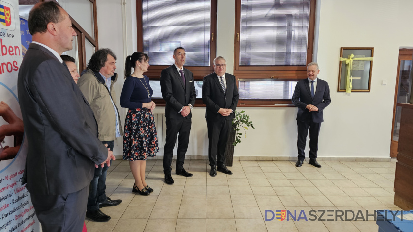 Szerdahely első írásos említése megtekinthető a városi hivatal ügyfélfogadó irodájában