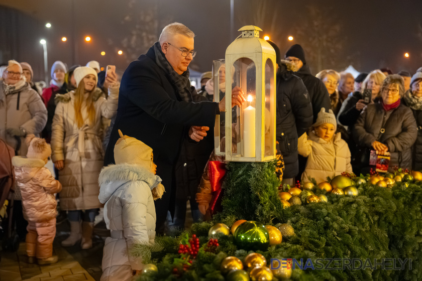 Aj my sa pripájame k tomuto obdobiu očakávania (Foto: Vince Rózsár) Začalo sa obdobie očakávania