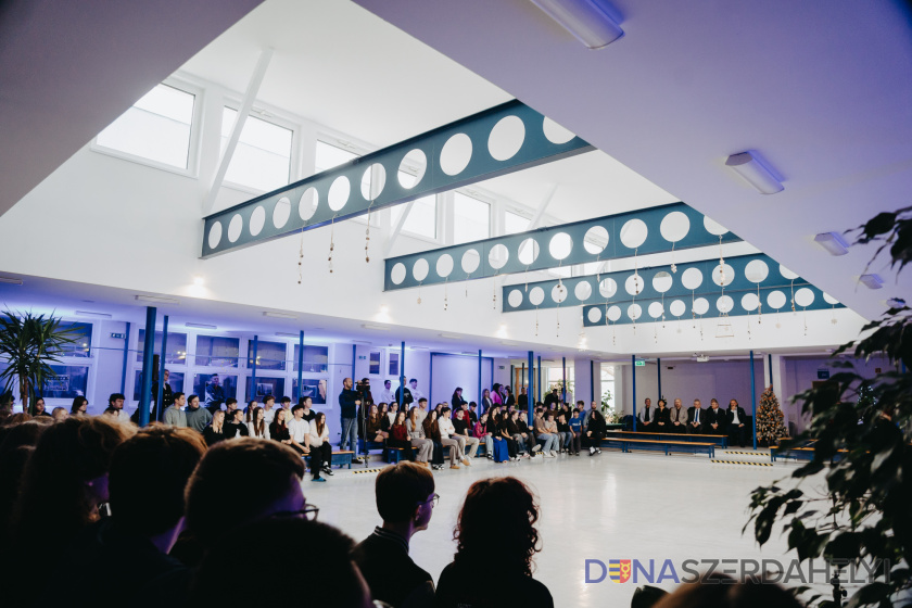  Átrium župného gymnázia v Dunajskej Strede prešlo modernizáciou. Nová strecha prinesie študentom pohodlné a bezpečné priestory