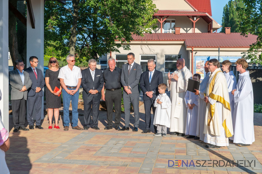 Foto: Vince Rózsár Odovzdali a posvätili obnovený dom smútku na cintoríne v Malom Blahove