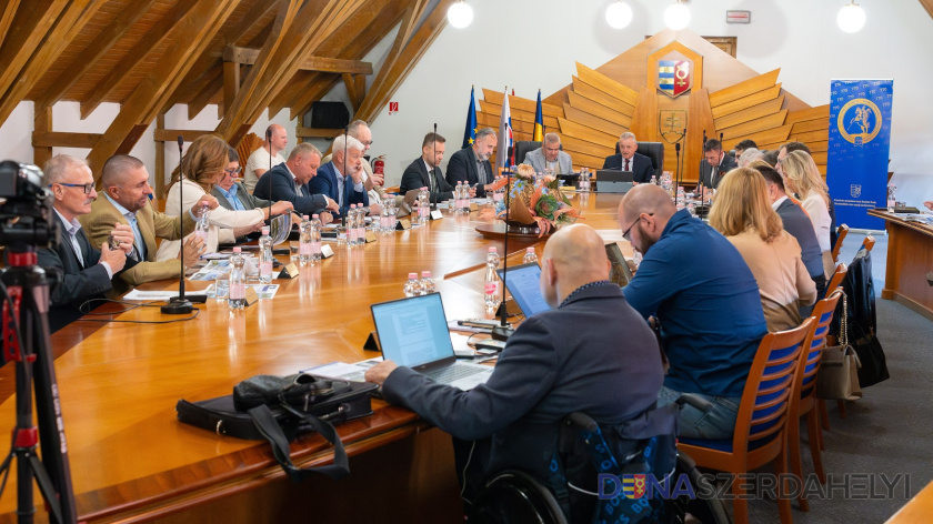 Ilustračné foto: Vince Rózsár Živé vysielanie: Dnes popoludní zasadá Mestské zastupiteľstvo