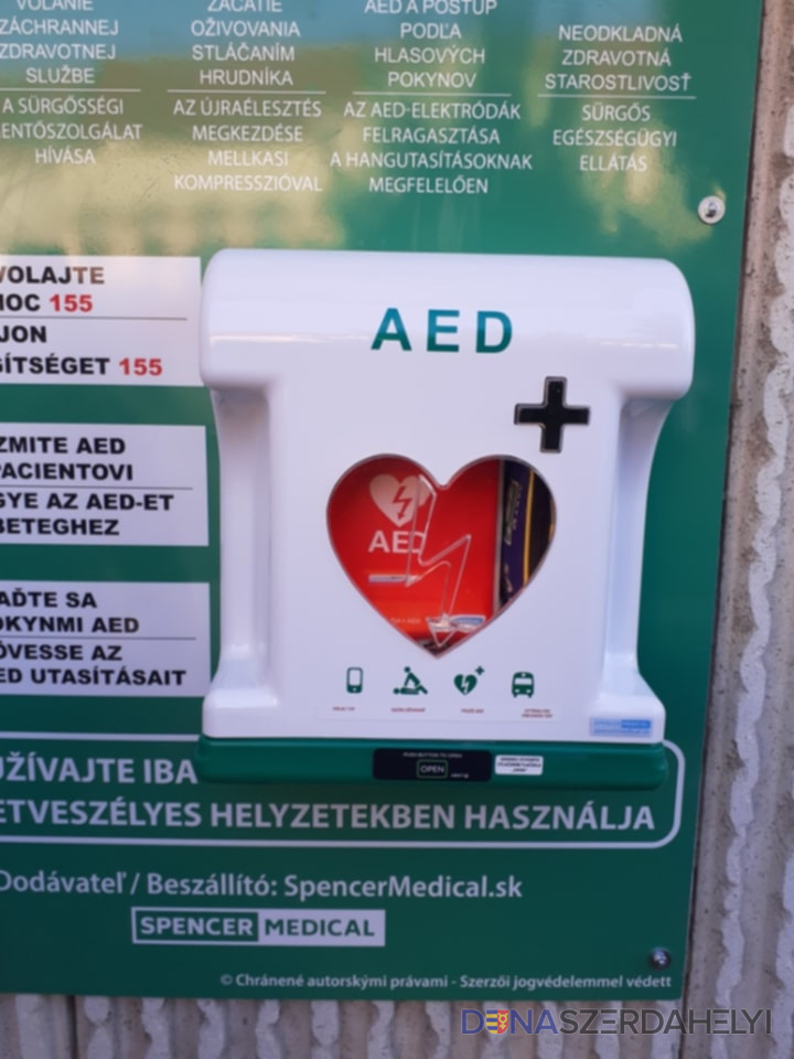 Na verejnom priestranstve Dunajskej Stredy umiestnili automatický defibrilátor (AED)