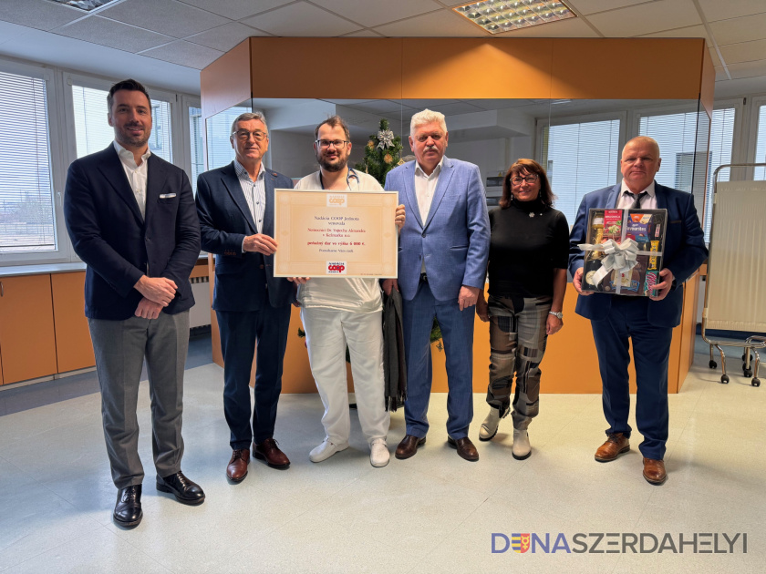 Foto: Odovzdanie symbolického šeku v Nemocnici Vojtecha Alexandra v Kežmarku, člen skupiny AGEL - Nadácia COOP Jednota Nadácia COOP Jednota pomáha aj na Spiši