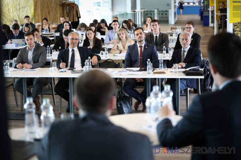 A CEF Alapítvány felvételei Szladits Károly munkásságáról szóló Nemzetközi diákkonferencia Dunaszerdahelyen