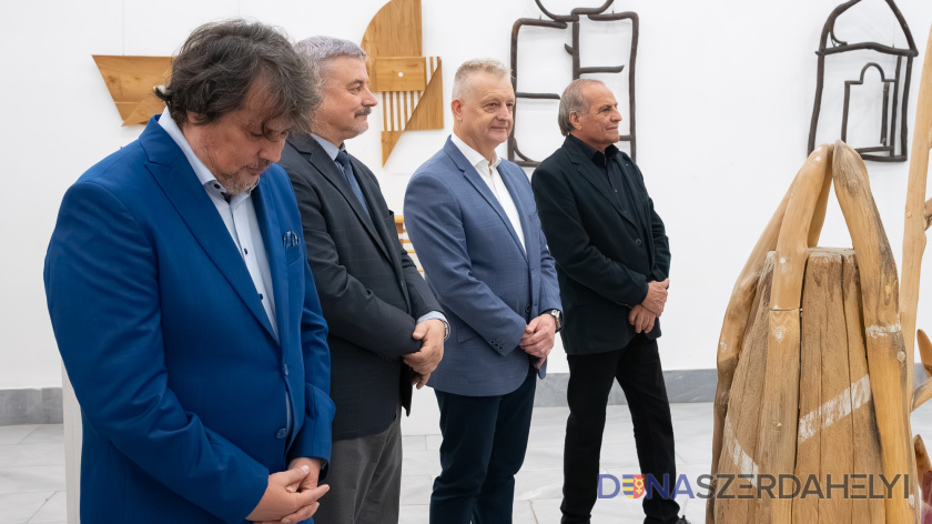 Jeho diela sú súčasne spojené s minulosťou a prehovárajú k prítomnosti (Foto: Vince Rózsár) Prelínanie moderného ducha a starodávnych koreňov – Lipcseyho životné dielo v Žitnoostrovskom múzeu