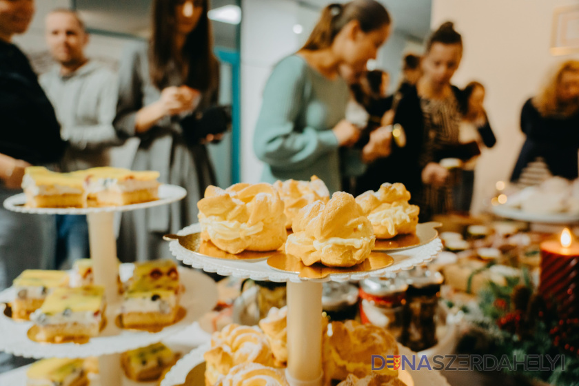 Koláčik, ktorý pomáha: žiaci zo Spojenej školy priniesli na župný úrad vôňu dobra