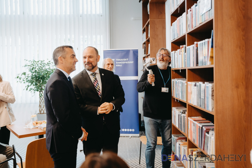 Foto: TTSK Vynovené oddelenie beletrie v najväčšej župnej knižnici láka čitateľov, pribudla polička s ukrajinskými knihami