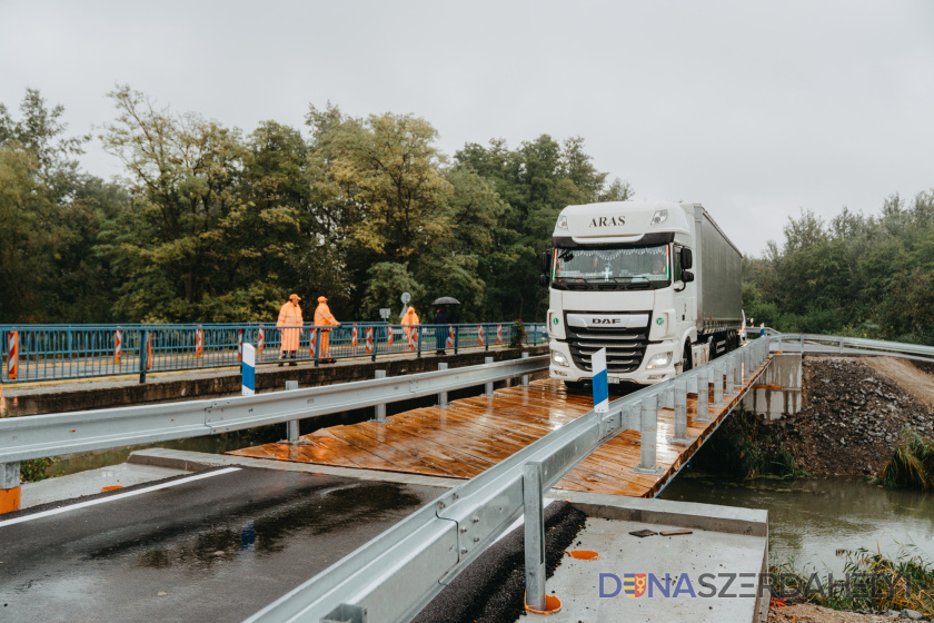 Doprava cez Čiernu Vodu pri Veľkých Úľanoch už vedie po užitočnom dočasnom premostení, župný most v havarijnom stave prejde rekonštrukciou
