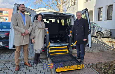 Odovzdali vozidlo obstarané pre službu sociálneho taxíka