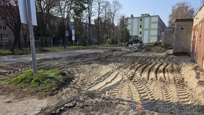 Nagy Attila felvételei Zajlik a plusz parkolóhelyek kiépítése a Rózsaligetben