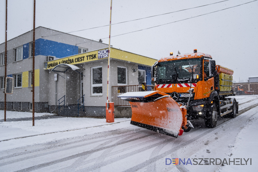 Foto: TTSK Zimná údržba v Trnavskom kraji patrila k najnáročnejším za poslednú dekádu, župní cestári v práci pokračujú opravami výtlkov a úpravou okolia ciest