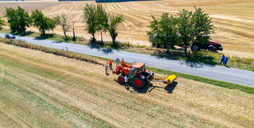 Novou posilou flotily krajských cestárov je špeciálna kosačka, vydáva sa na cesty a cyklotrasy