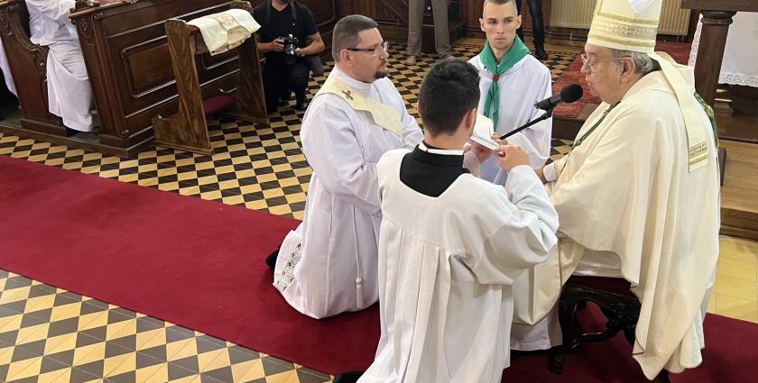 Z diakona kňazom: Vo Veľkom Mederi arcibiskup vysvätil Tamása Ollého