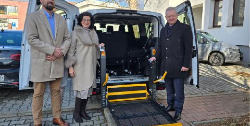 Odovzdali vozidlo obstarané pre službu sociálneho taxíka