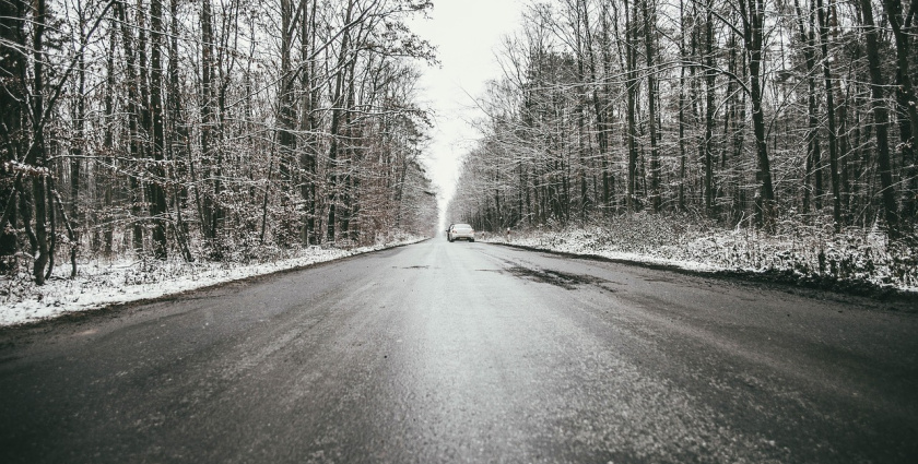 Prichádza zlom v počasí. Na cestách a chodníkoch treba byť opatrný