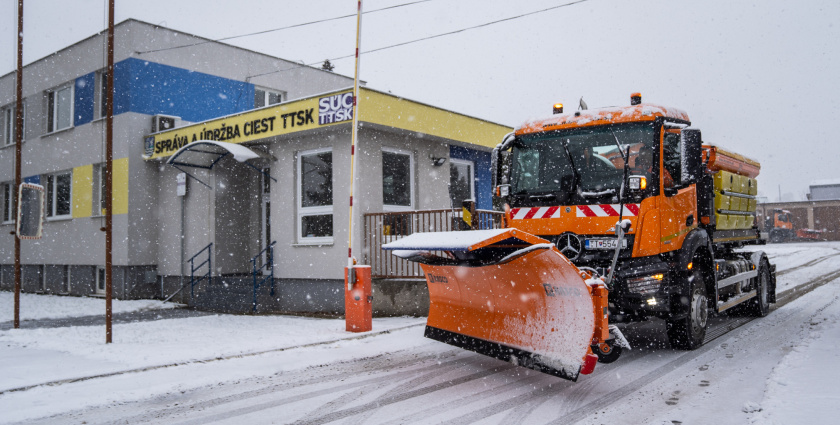 Zimná údržba v Trnavskom kraji patrila k najnáročnejším za poslednú dekádu, župní cestári v práci pokračujú opravami výtlkov a úpravou okolia ciest